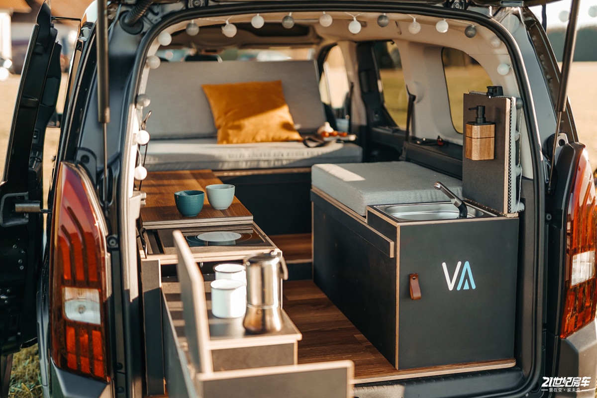 可坐5-7人,车内全部模块化设计