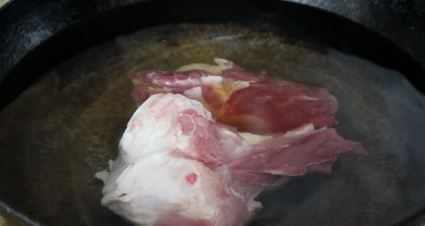 炖大骨头汤，要想好喝，牢记这个秘诀，炖的汤浓好喝补钙