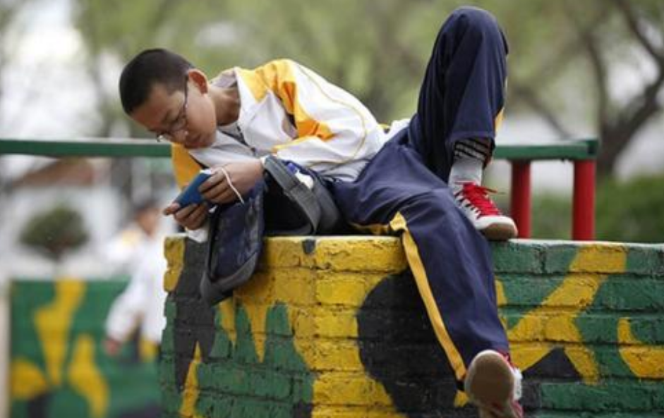 一中学禁止带手机，专挑便宜的没收并当众销毁，校方回应怕爆炸？