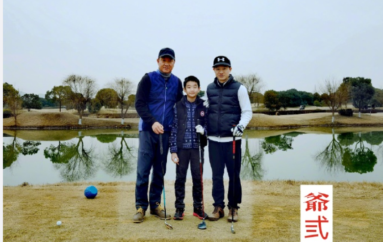 杨威11岁儿子变化大！打高尔夫动作利落，长相白嫩帅气又高又瘦