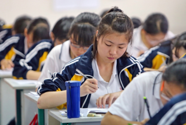 北大博士梅桢应聘教授，被爆高考400多分，靠移民走捷径进北大