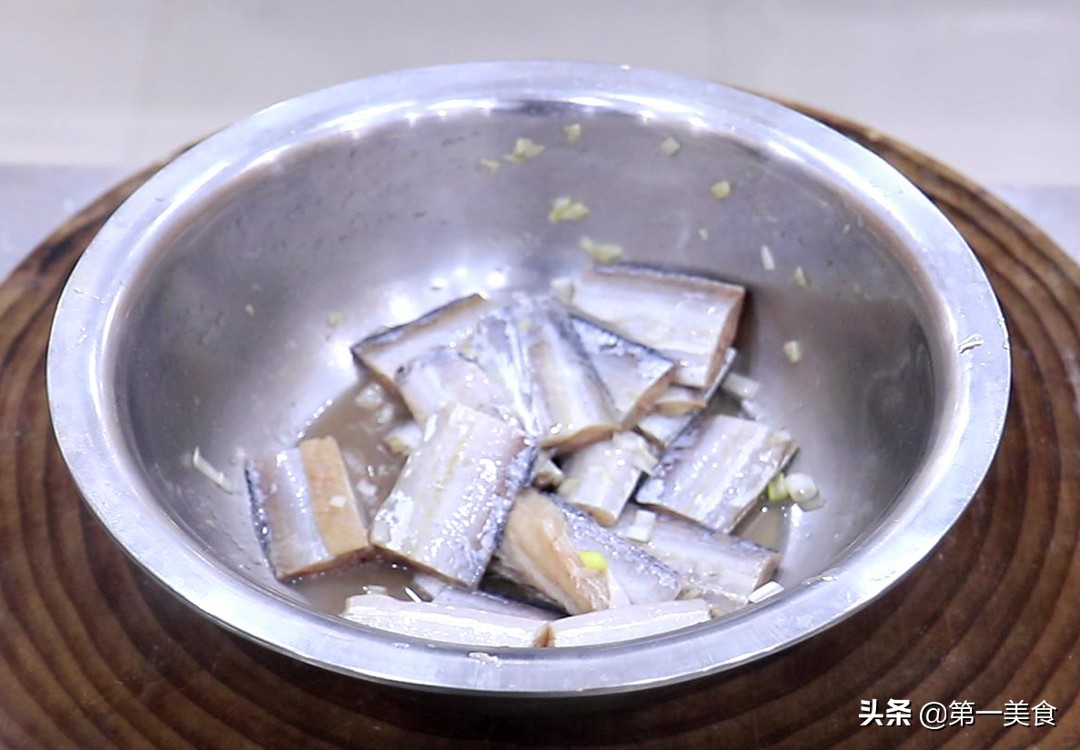 带鱼怎么做才好吃，厨师长分享饭店秘制做法，鲜香入味，酱香浓郁