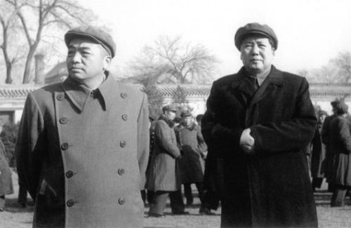 1951年，彭德怀要见毛主席被警卫拦住，彭总大怒：闪开，我有急事