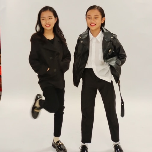 贾乃亮女儿与小闺蜜合体拍写真，8岁甜馨化浓妆做美甲造型超酷