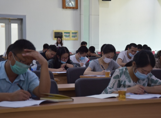 公务员考试培训班的“潜规则”，明知考生难进面试，却什么都不说