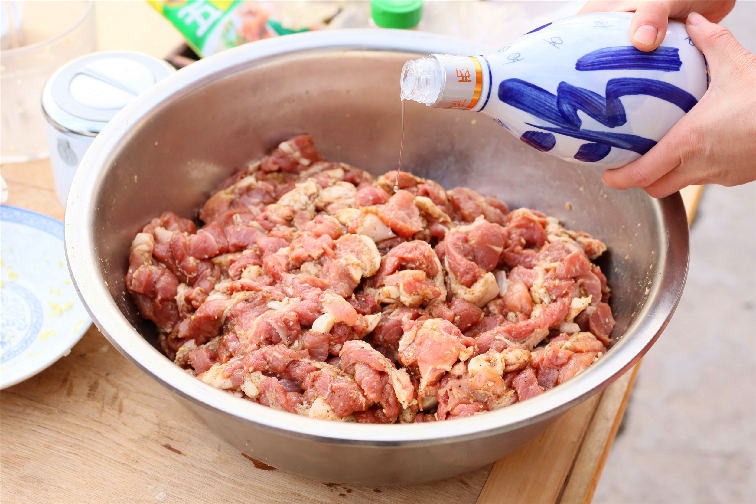 做广式香肠，调味料用“3321”的比例刚好，甜咸可口，味道香