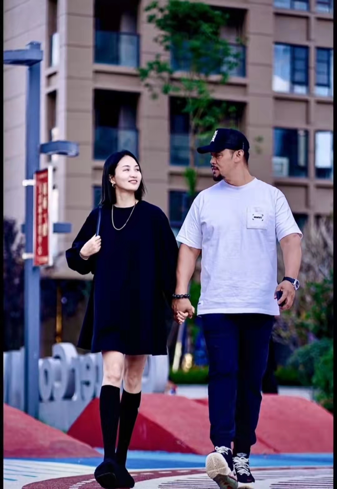 晋松也难掩爱意地对妻子表白:"时隔十六年,孩子们长大了,你越来越漂亮