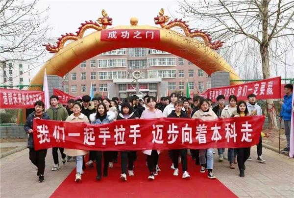 高考标语能有多硬核？我怀疑老师是在搞笑，但我没有证据