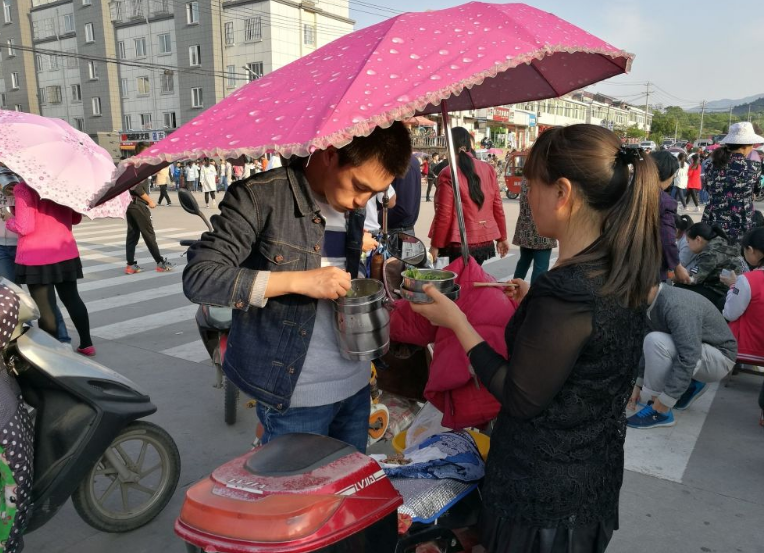 高中校门口成“野餐基地”，家长送饭被质疑，这是在养“巨婴”？