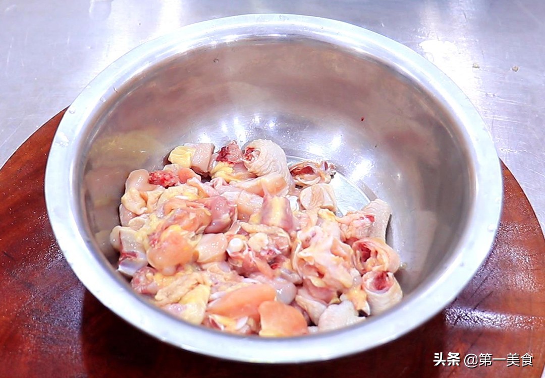 “干锅鸡”在家怎样做省油还鲜香，其实很简单，厨师长告诉你做法