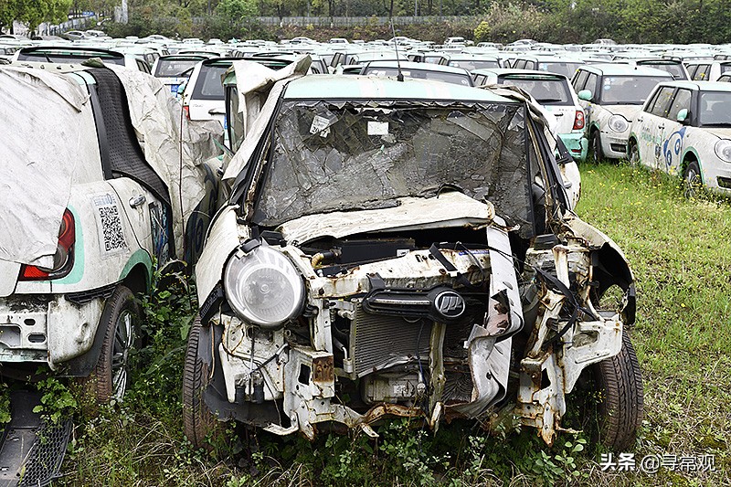 探访重庆这个巨型共享汽车“坟场”，密密麻麻，场面震撼