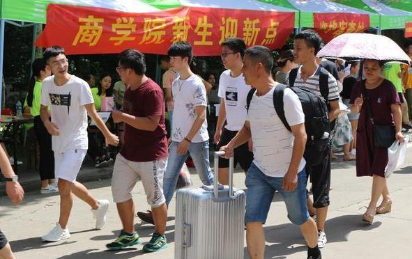 武汉多所大学学费“涨价”，家长欲哭无泪，2022高考生需引以为戒