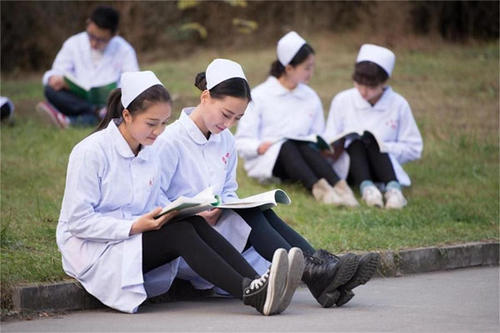 孩子中考得低分，300多分与高中无缘，这几条“新出路”可以选择