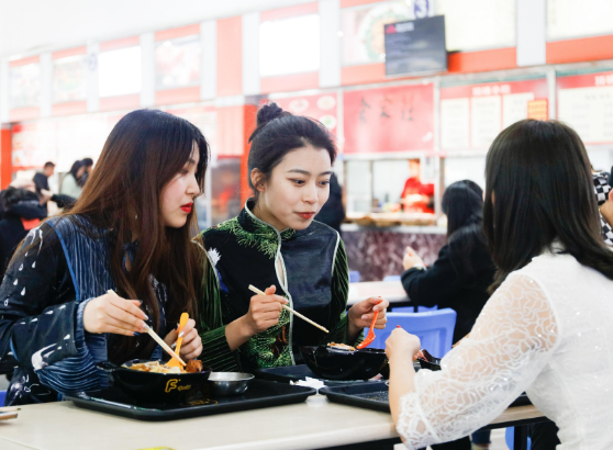 普通家庭想要供一名本科生，4年要花多少钱？这个数字有些吓人