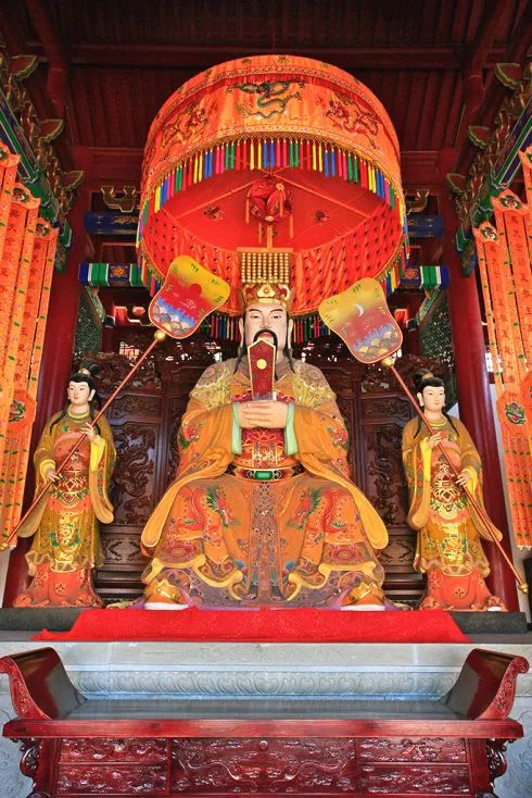 民间老百姓把玉皇大帝视为天地三界十方万灵真宰的统治者.