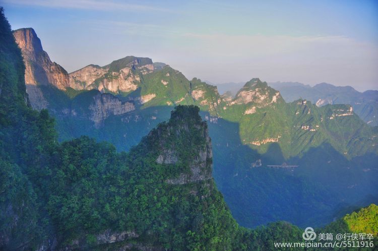 玉壶峰下松涛起，天界佛国掸尘埃！走遍千山万岭，唯天门山独有