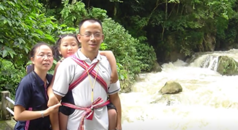 即使因非典而被限制在轮椅上，女孩仍热爱生活，以607分考入川外