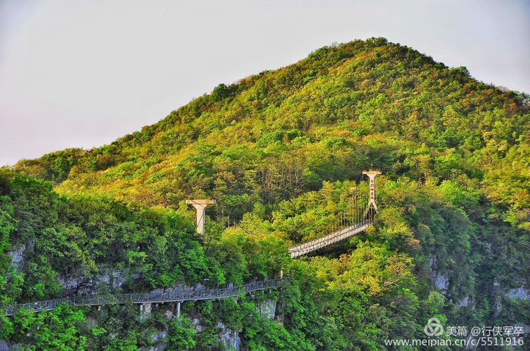 玉壶峰下松涛起，天界佛国掸尘埃！走遍千山万岭，唯天门山独有