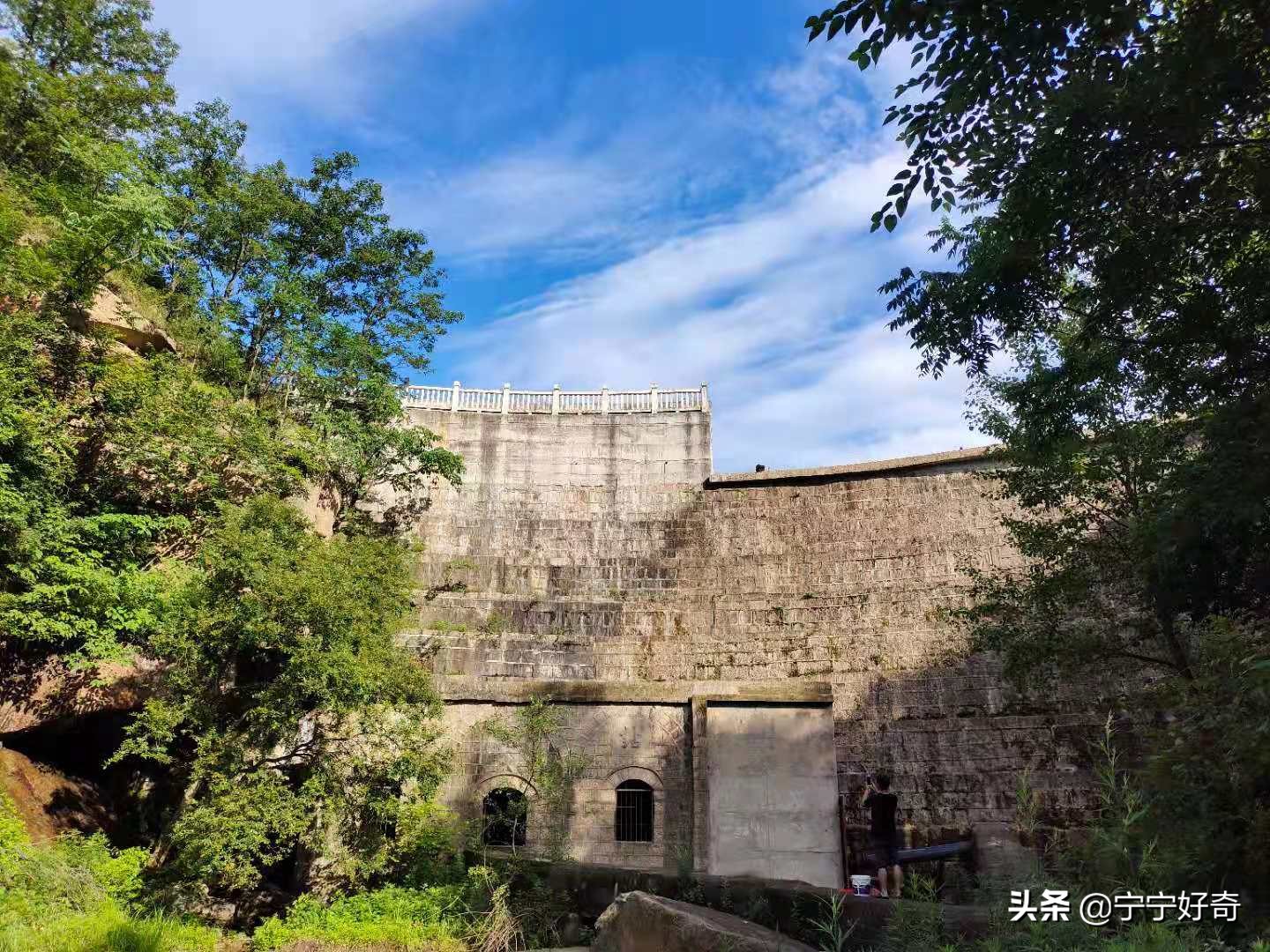 没有机械设备，靠肩膀抬大石，这三个大队如何建起这座壮观水库？