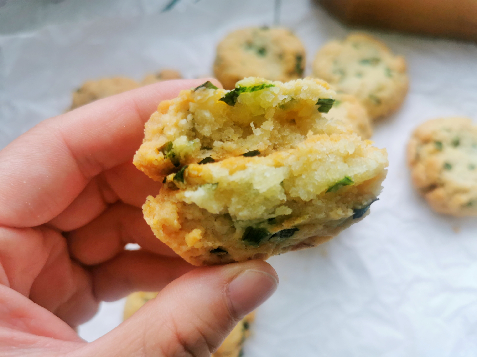 不用黄油也能做饼干！1碗面粉，1把香葱，教你做咸味的香葱酥