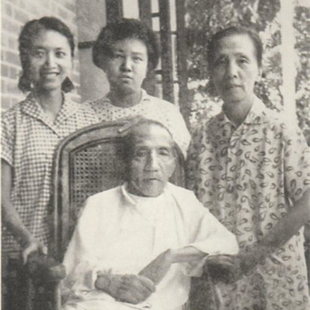 妻子卧病在床，他提前为妻子写挽联，妻子看后：我一定比你活得长