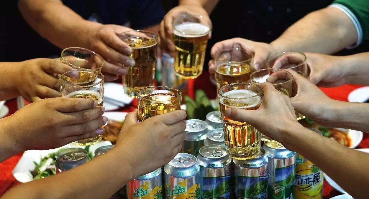 聚会时一直劝女孩子喝酒的星座男_达一风水网