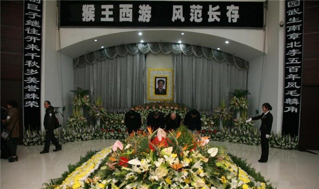 “南猴王”六龄童的葬礼：唐僧送最后一程，上千群众道别 的第24张图片