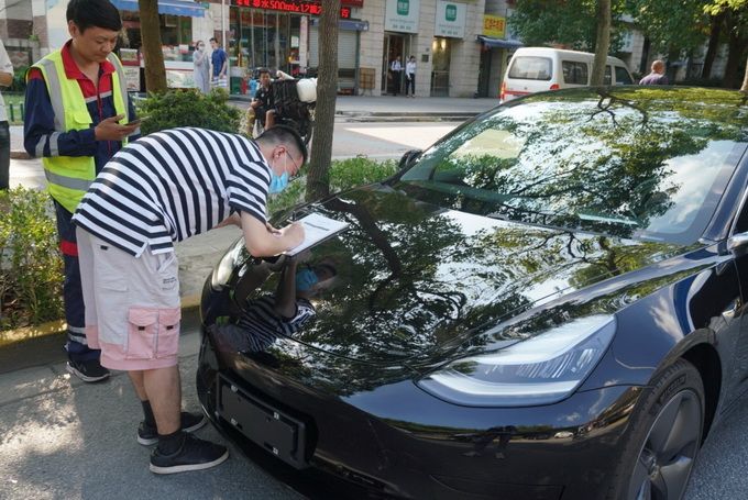 上海团购特斯拉车主顺利提车，共享购车新体验