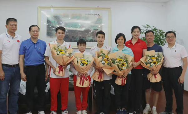 全红婵被疯狂追捧！师弟师妹围着要签名，何教练陪同，默默保护