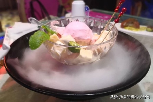 液氮冰淇淋怎么做（液氮冰淇淋看起来高级的原因）