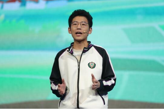 衡水学生演讲“惹怒众人”，对普通人恶意满满，网友：三观不正