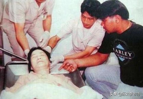 邓丽君多少岁死的(被法国小男友气死？邓丽君42岁时去世，日本人拍到左脸有巴掌印)