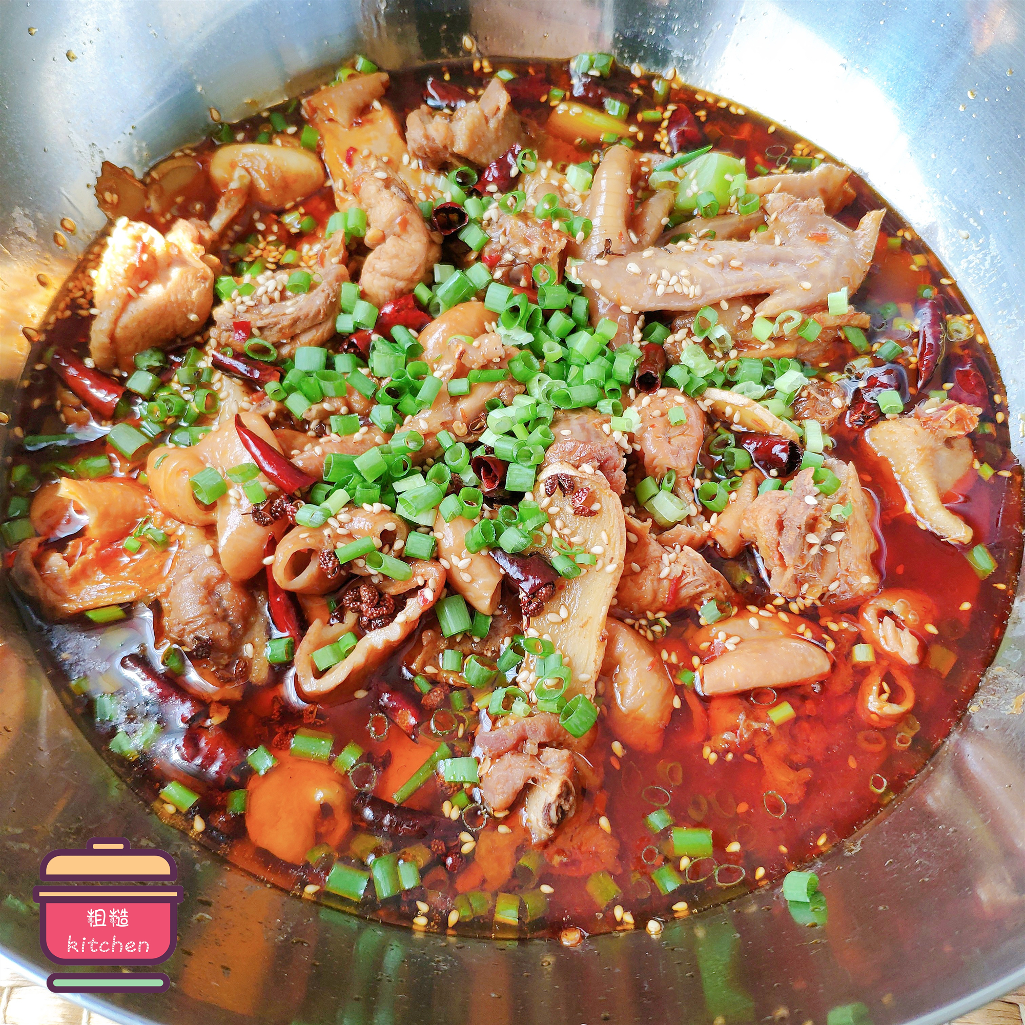 在四川和重庆,想要吃到口味地道的【肥肠鸡】得排队,知名老店里的消费