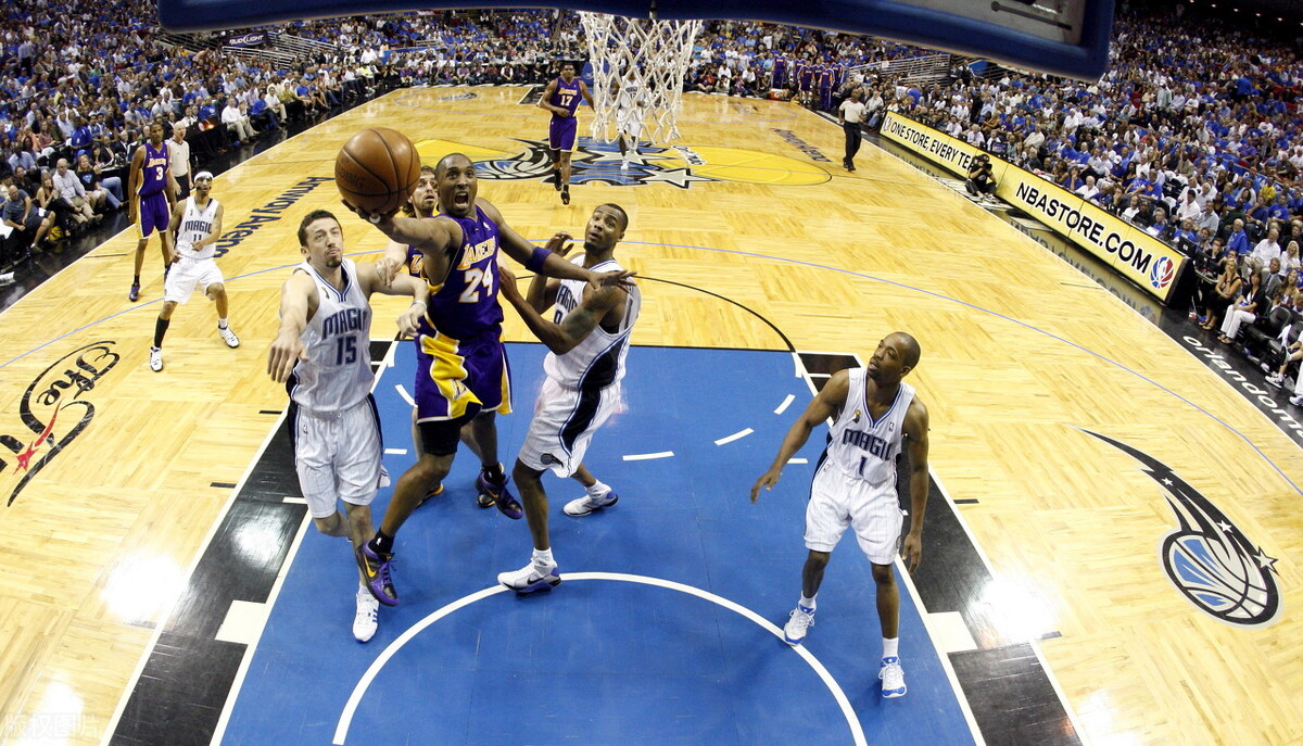 2008NBA总决赛(2009总决赛湖人4:1魔术，科比场均32 5 7太无解，那霍华德呢？)