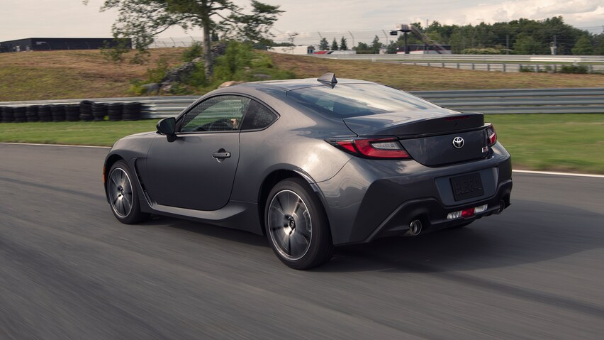 当坐进丰田gr 86车内之后,似乎并没有找到比稍早一些推出的斯巴鲁brz