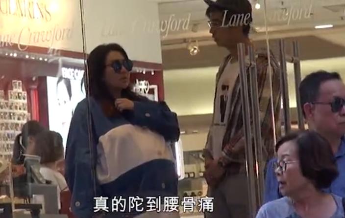 何超盈挺孕肚逛街,戴墨镜似江湖大姐,小8岁老公鞍前马后很贴心