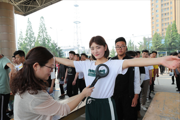 为何高考当天不能穿“校服”？班主任一语道破玄机，学生恍然大悟