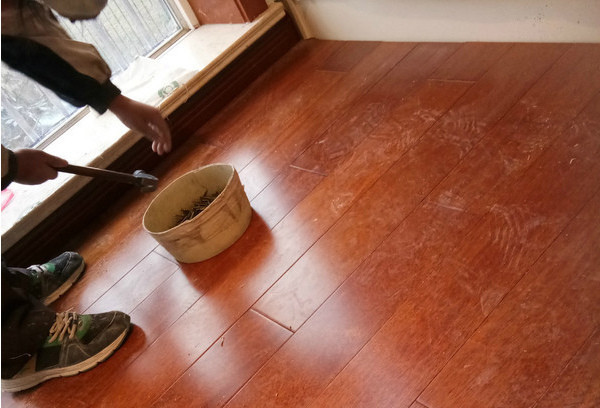木地板大概多少錢(qián)一個(gè)平方_木塑地板多少錢(qián)一個(gè)平方_發(fā)光字平方價(jià)格是多少錢(qián)一平方