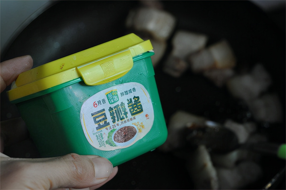 湖南妹子教你做回锅肉，不油不腻入口即化，冬天吃它最解馋