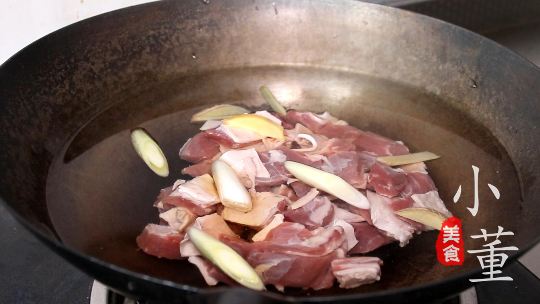 西红柿不要再炒着吃了，配1块牛肉，香嫩开胃，上桌连汤都不剩