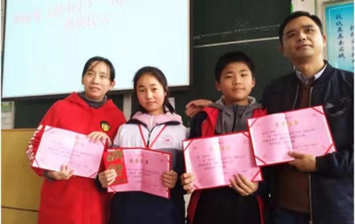 他身高1米49，在夜场当小丑，却将女儿培养成唢呐名家，年入百万