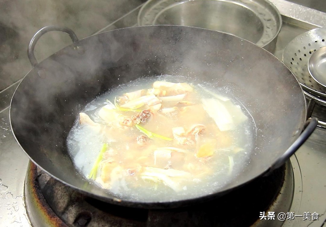 茶树菇炖***汤的家常做法（家常茶树菇煲***汤的简单方法）