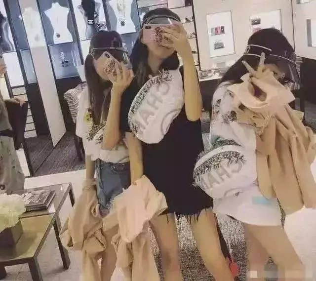 汪峰女儿小苹果近照曝光,14岁打扮精致成熟,气质神似章子怡