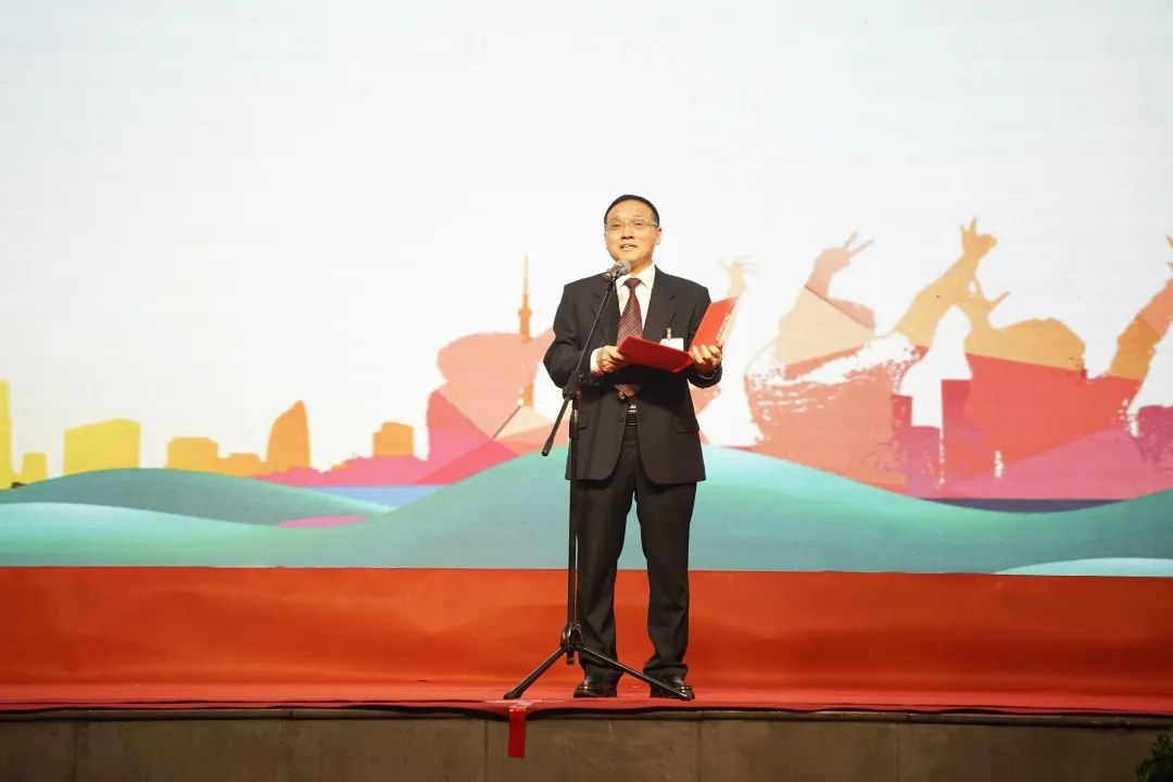 出席18岁！川大附中最特殊毕业成人礼,校长向680余名学生逐一挥手