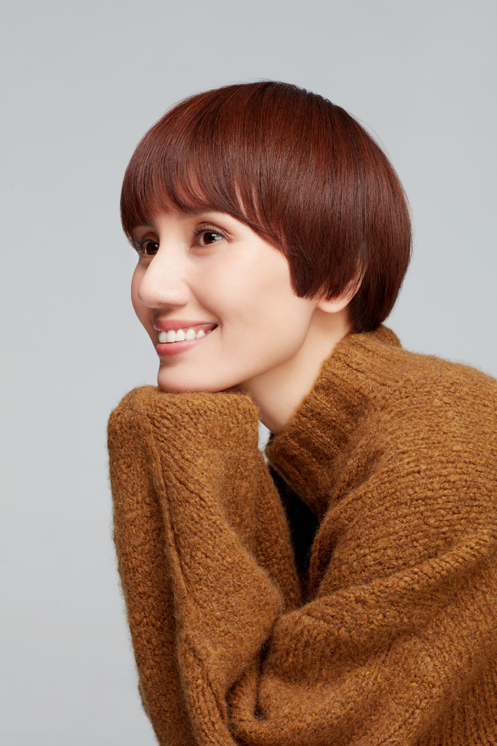 齐肩直发很适合45岁的女人,不挑脸型,显年轻又优雅