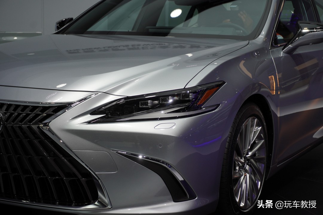 新款雷克萨斯ES亮相！外观更犀利 内饰更具科技感