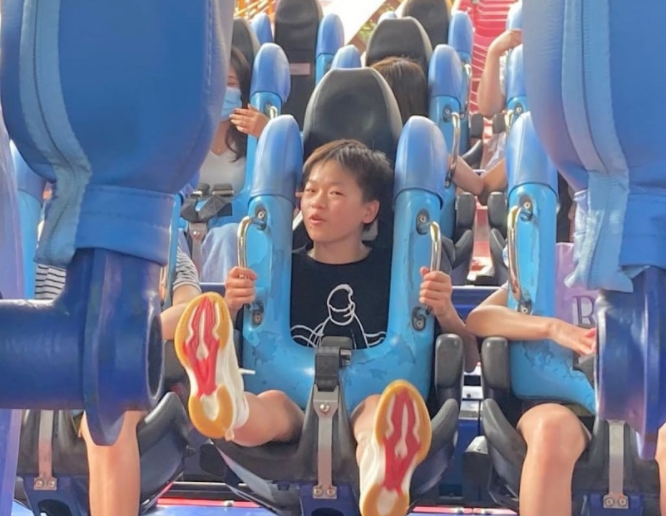 全红婵回家现场曝光！村口挤满了人，父母很欣慰