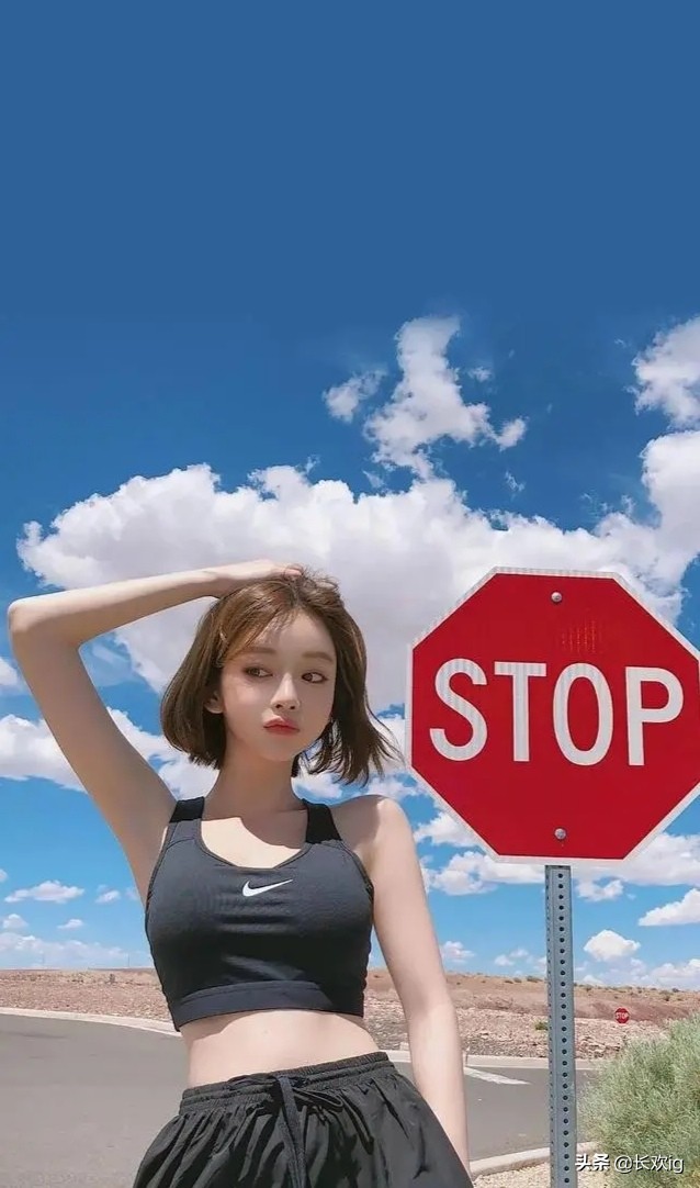生活如负重前行，每一步都写着疲惫与无奈。