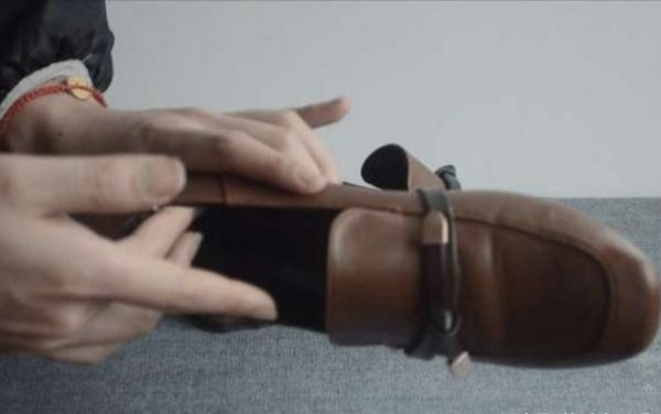 生活小知识:新买的皮鞋脚后跟磨脚该怎么处理？