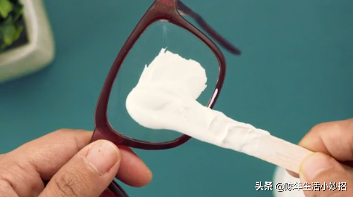 眼镜上有划痕该如何修复呢？